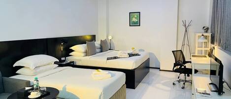 Minibar, caja de seguridad en la habitación y escritorio