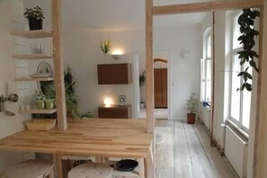 2 多间卧室、免费婴儿床、免费 WiFi、床单