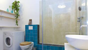 Family Apartment, 2 Bedrooms, Kitchen | Bathroom | Shower, rainfall showerhead, hair dryer, towels