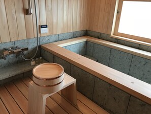 個別の浴槽とシャワー、深めの浴槽、バスアメニティ (無料)、ヘアドライヤー