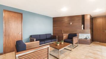 Una sala de estar moderna con sofá, mesa de centro y detalles de madera.