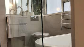 Deluxe Apartment, 3 Bedrooms | Bathroom | Separate tub and shower, deep soaking tub, rainfall showerhead