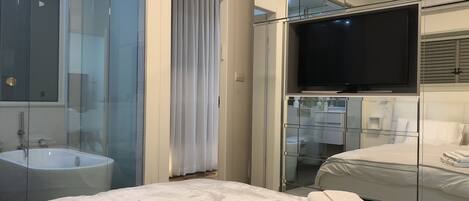Departamento Deluxe, 3 habitaciones | Área de sala de estar | Televisión de pantalla plana