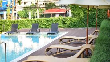 1 soveværelse, pengeskab på værelset, skrivebord, mørklægningsgardiner