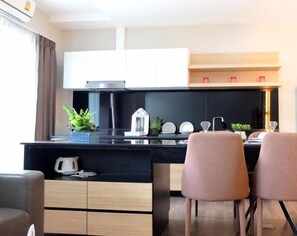 Habitación estándar, 2 habitaciones | Cocina privada | Refrigerador, microondas, parrilla de estufa y lavavajillas 