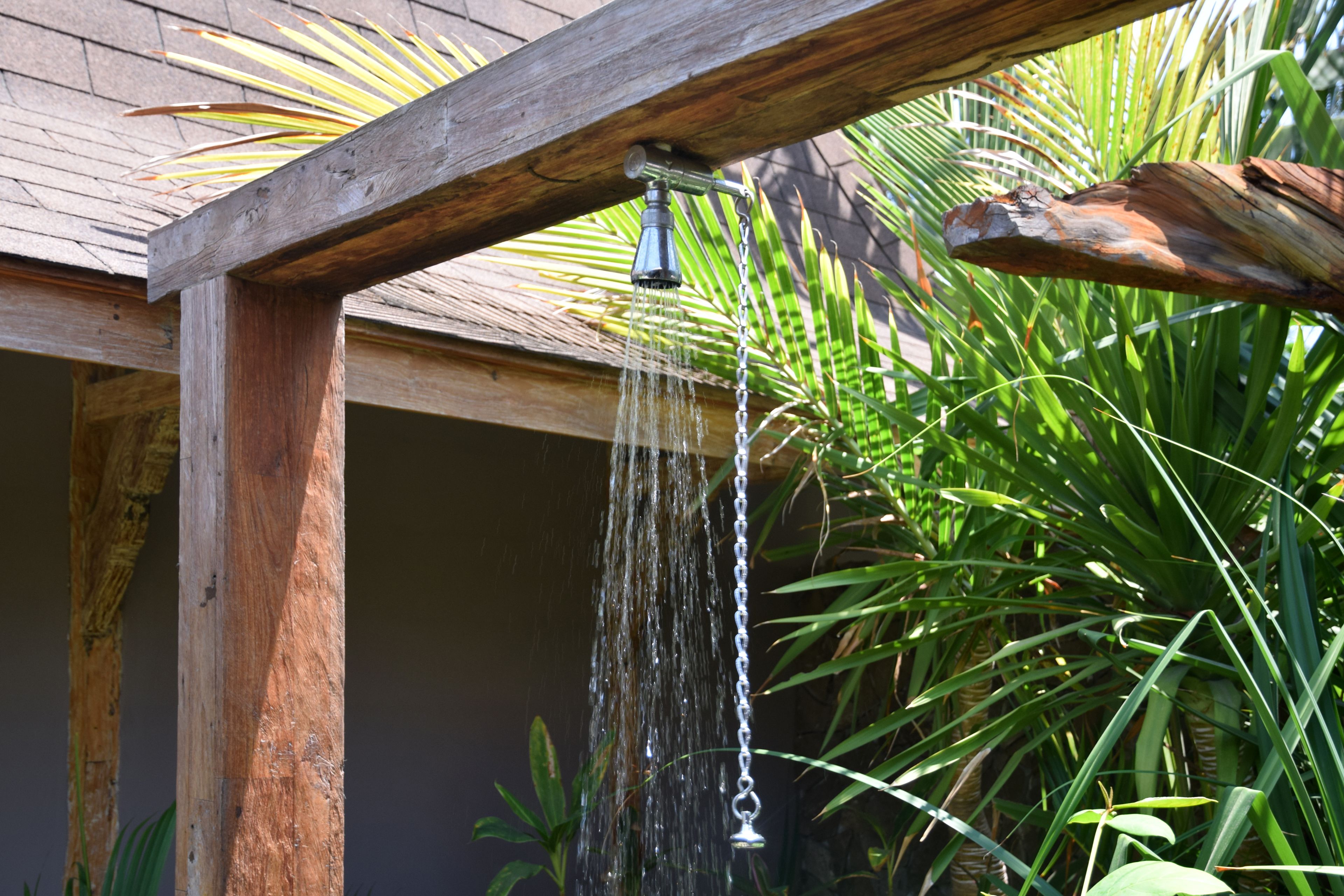 Une pergola en bois agrémentée d’un élément décoratif aquatique.