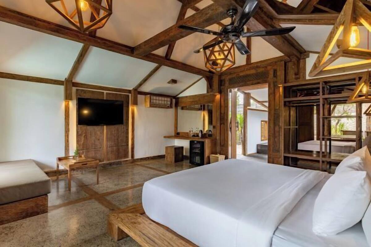 Sengetøy av topp kvalitet, minibar og safe på rommet