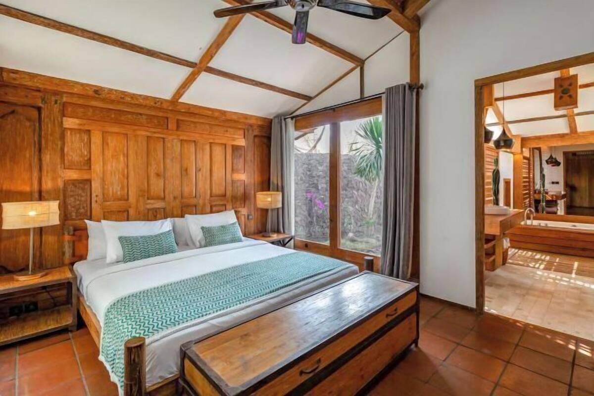 Sengetøy av topp kvalitet, minibar og safe på rommet