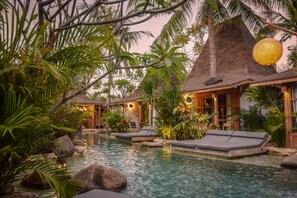 Outdoor pool, sun loungers - Kuno Villas (Gili Trawangan)