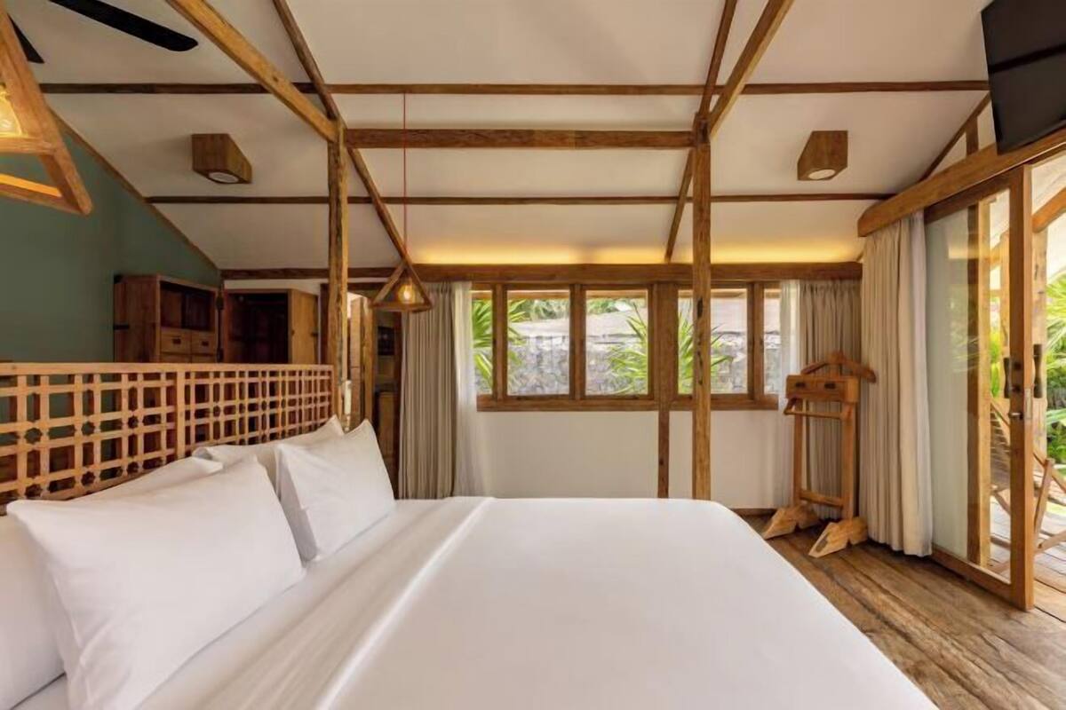 Sengetøy av topp kvalitet, minibar og safe på rommet