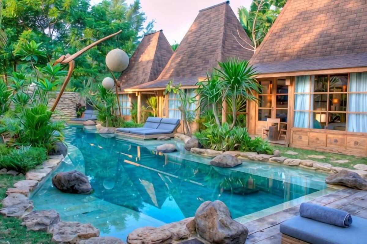 Piscina | Piscina externa, espreguiçadeiras