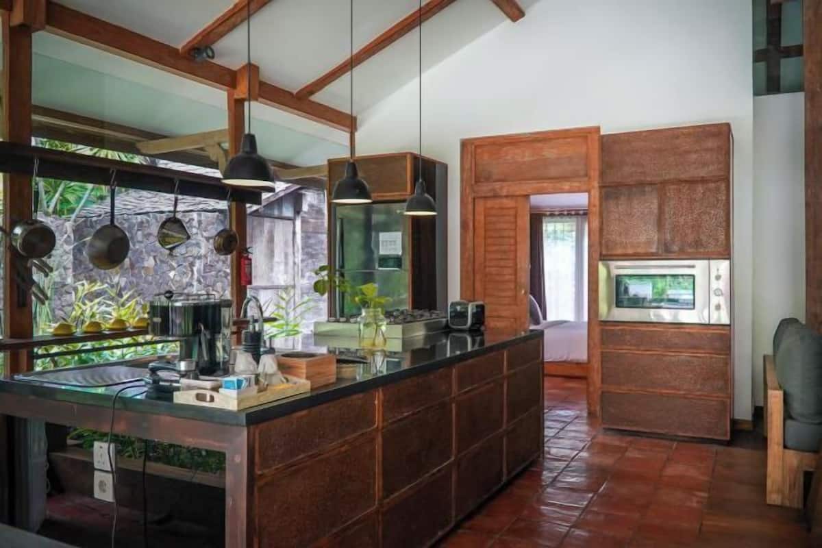 Private kitchen | Espresso maker, coffee/tea maker, fridge, electric kettle