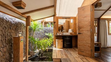 Comfort Cabin | Bathroom | Free toiletries, hair dryer, slippers, towels