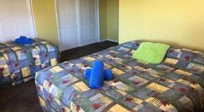 Standard-Zweibettzimmer, Gemeinschaftsbad | 1 Schlafzimmer, Bügeleisen/Bügelbrett, kostenlose Babybetten