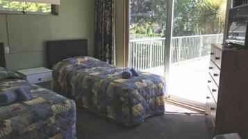 Standard Twin Room, 2 Single Beds, Shared Bathroom