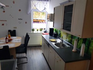 Kylskåp, mikrovågsugn, ugn och diskmaskin