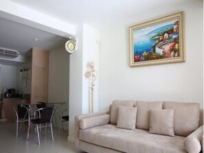 4-Bedroom Villa | Área de estar | TV de tela plana 32 polegadas com canais a cabo, TV
