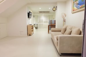 4-Bedroom Villa | บริเวณนั่งเล่น | ทีวีจอแบน 32 นิ้ว พร้อมช่องเคเบิล, ทีวี