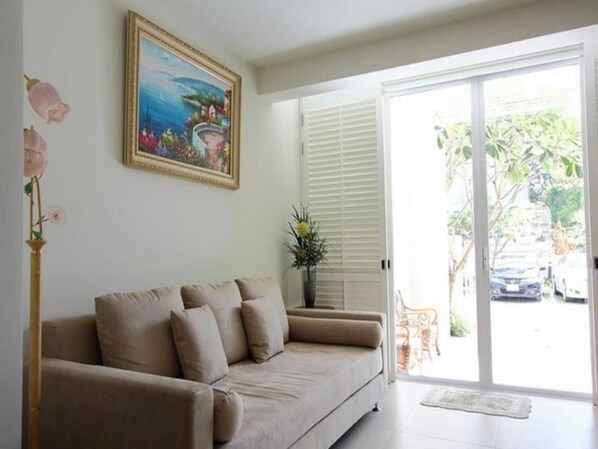 4-Bedroom Villa  | 거실 | 케이블 채널 시청이 가능한 32인치 평면 TV, TV