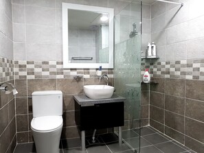 Duplex, 1 Bedroom, Balcony (Peppermint) | Bathroom | Shower, free toiletries, hair dryer - You & I Pension (Gumi)