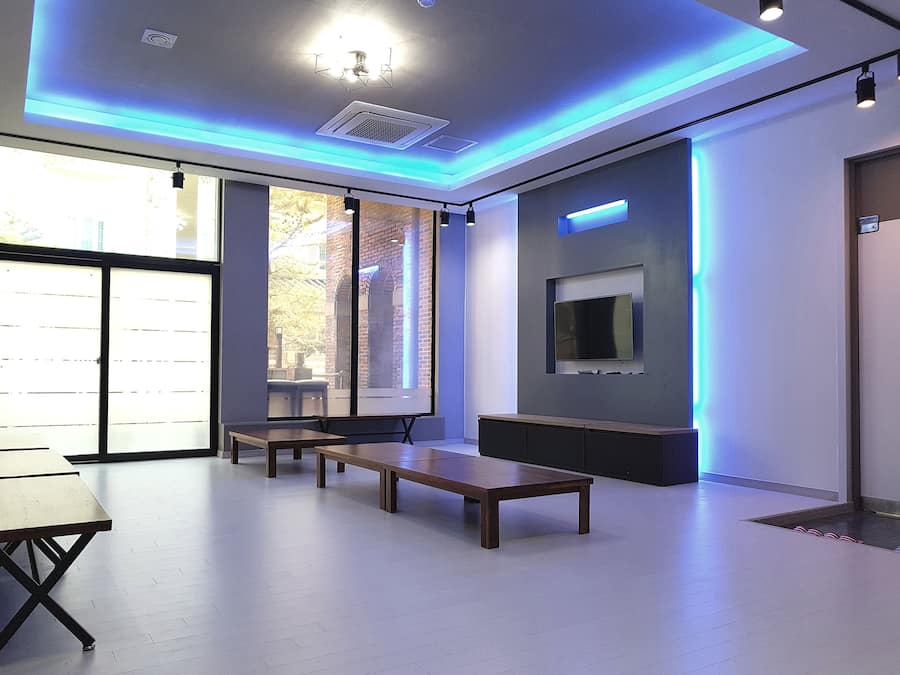 Kamer, 3 slaapkamers (Sunflower) | Woonruimte | Een 50-inch flatscreentelevisie met kabelzenders en televisie