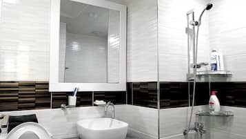 Room, 2 Bedrooms, Balcony (Tulip) | Bilik Mandi | Pancuran mandi, kelengkapan dandanan diri percuma, pengering rambut