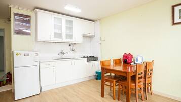 Gold Suite B (20,000 KRW per extra guest age 7+ pay on-site) | Private kitchen | Fridge