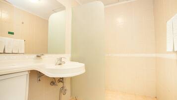 Een douche, handdoeken, shampoo