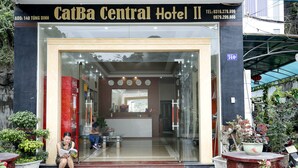 CatBa Central Hotel II:n sisäänkäynti, jossa on vastaanottotiski, ruukkukasveja ja ulkona oleva oleskelualue.