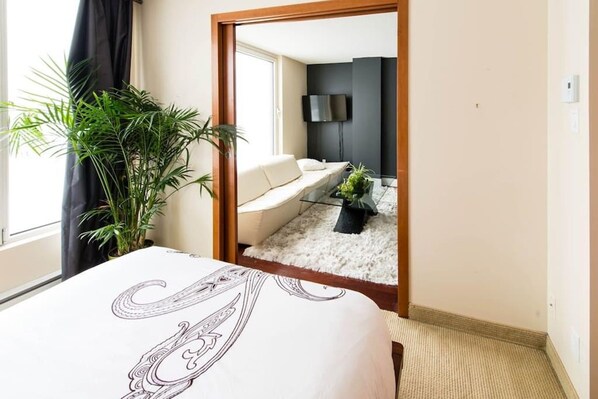 Suite, 1 chambre | 1 chambre, coffres-forts dans les chambres, bureau