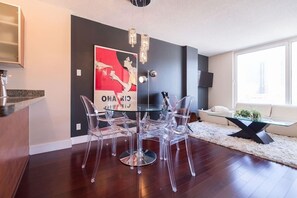 Suite, 1 slaapkamer | Woonruimte | Flatscreentelevisie