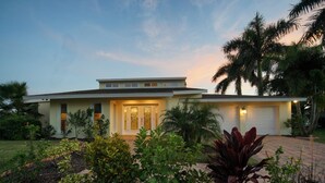 A modern two-story house with a well-maintained garden and palm trees. - Villa near Cape Harbor, with large pool, whirlpool (Cape Coral)