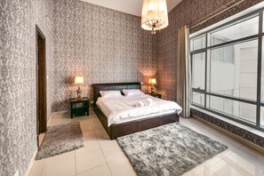 Apartamento, 1 habitación | 1 dormitorio, caja fuerte, escritorio y tabla de planchar con plancha