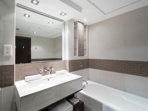 Apartamento, 1 habitación | Baño | Ducha y bañera combinadas y bañera profunda