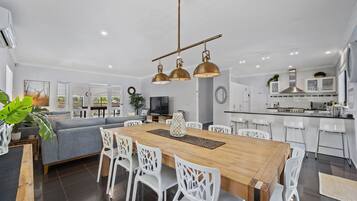 Entire 5 bedroom house | Dining room