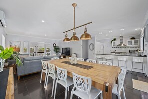 Maison Deluxe, 5 chambres, vue jardin, côté jardin | Salle à manger