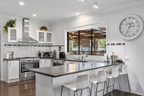 Casa Deluxe, 5 habitaciones, vista al jardín, en el área del jardín | Cocina privada | Refrigerador con congelador, microondas, horno y parrilla de estufa 