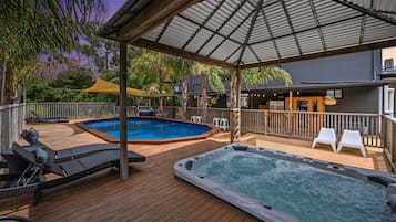 Hồ bơi ngoài trời, ghế dài tắm nắng