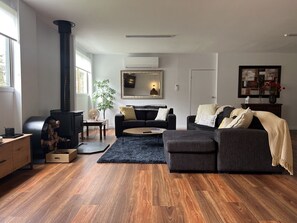 Casa Deluxe, 5 habitaciones, vista al jardín, en el área del jardín | Área de sala de estar | Televisión de pantalla plana y Netflix 