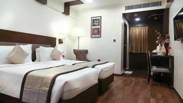 Superior Double Room, 1 Bedroom | Minibar, in-room safe, desk, iron/ironing board