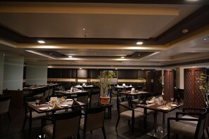 Bar (on property) - Cygnett Inn Ramachandra, Vizag (Visakhapatnam)