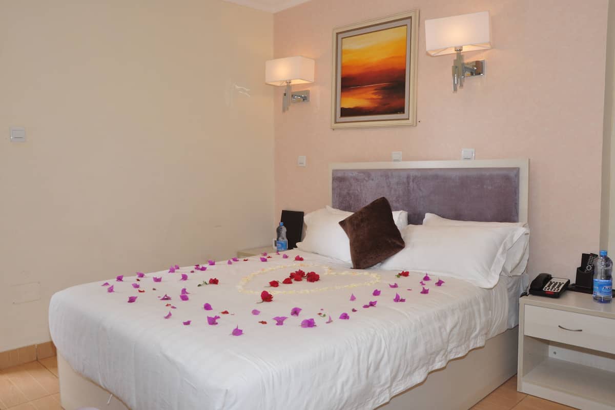 Coffres-forts dans les chambres, bureau, fer et planche à repasser