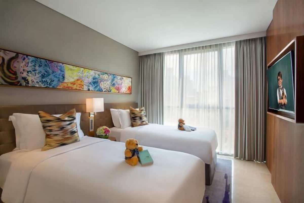 Premium bedding, in-room safe, desk, soundproofing
