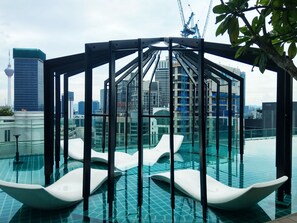 Outdoor pool, an infinity pool - Roomy at Bukit Bintang (Kuala Lumpur)
