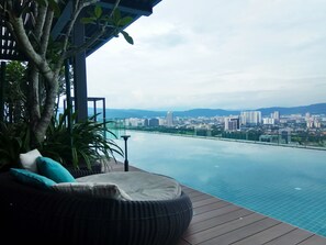 Outdoor pool, an infinity pool - Roomy at Bukit Bintang (Kuala Lumpur)