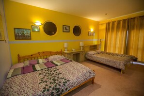 Family Room | Bathroom | Combined shower/tub, free toiletries