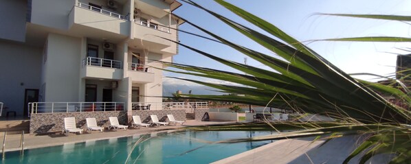 Alberca al aire libre por temporada