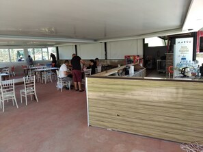 Phục vụ bữa sáng và bữa tối 