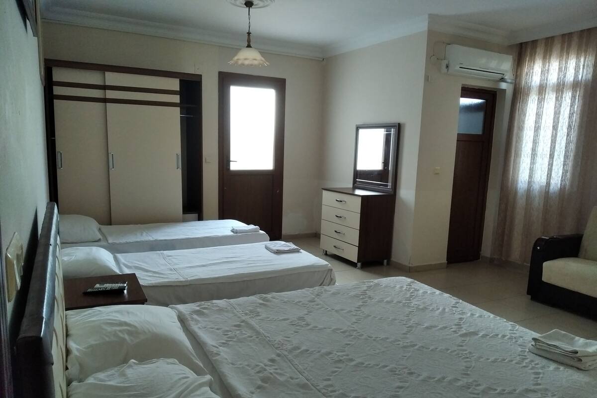 Deluxe Room | Minibar, soundproofing, iron/ironing board (on request), free WiFi
