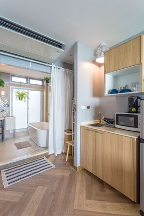 Habitació estàndard | Cuina bàsica privada | Frigorífic gran, microones, cafetera i tetera i bullidora elèctrica 